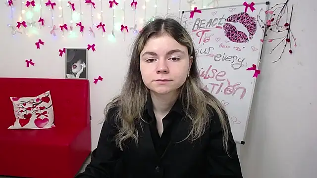 Snapshot of TinaRedly chatting on 03/13/26, 06:14 TinaRedly online show from 03/13/26, 06:14