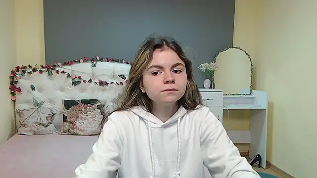 Snapshot of TinaRedly chatting on 03/15/26, 06:14 TinaRedly online show from 03/15/26, 06:14