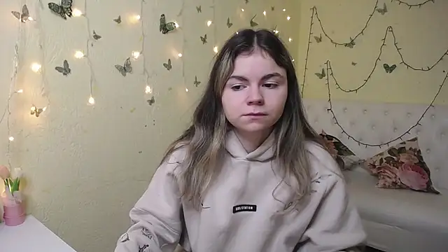 Snapshot of TinaRedly chatting on 03/16/26, 06:56 TinaRedly online show from 03/16/26, 06:56