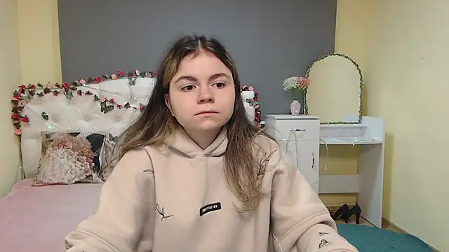 Snapshot of TinaRedly chatting on 03/18/26, 10:40 TinaRedly online show from 03/18/26, 10:40