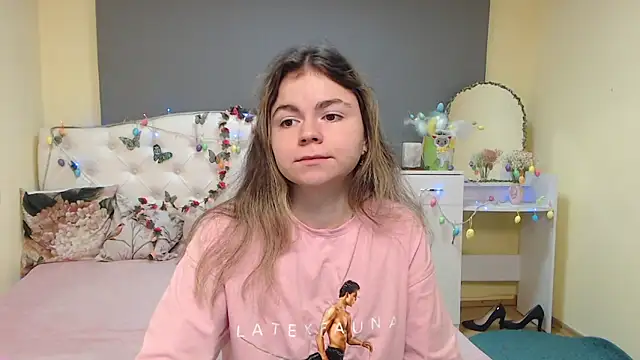 Snapshot of TinaRedly chatting on 04/05/26, 05:26 TinaRedly online show from 04/05/26, 05:26