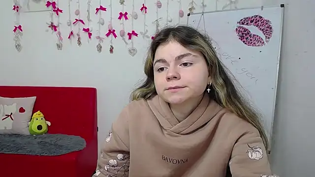 Snapshot of TinaRedly chatting on 04/08/26, 06:08 TinaRedly online show from 04/08/26, 06:08