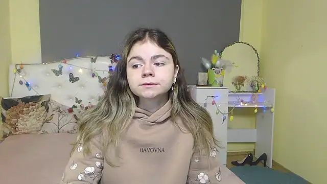 Snapshot of TinaRedly chatting on 04/10/26, 06:18 TinaRedly online show from 04/10/26, 06:18