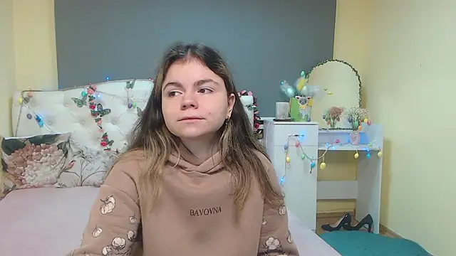 Snapshot of TinaRedly chatting on 04/11/26, 05:34 TinaRedly online show from 04/11/26, 05:34