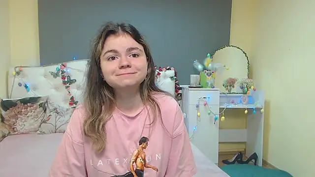 Snapshot of TinaRedly chatting on 04/11/26, 07:45 TinaRedly online show from 04/11/26, 07:45