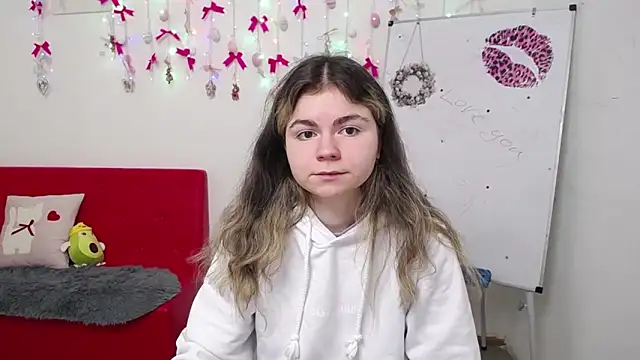 Snapshot of TinaRedly chatting on 04/13/26, 05:29 TinaRedly online show from 04/13/26, 05:29