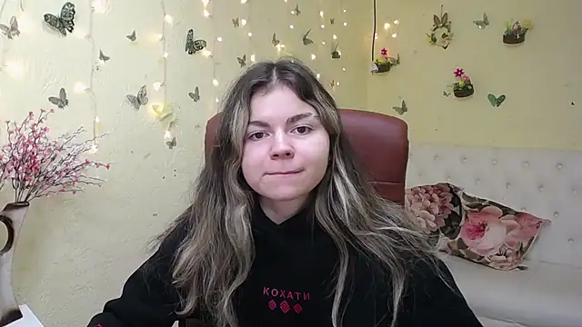 Snapshot of TinaRedly chatting on 04/14/26, 05:30 TinaRedly online show from 04/14/26, 05:30