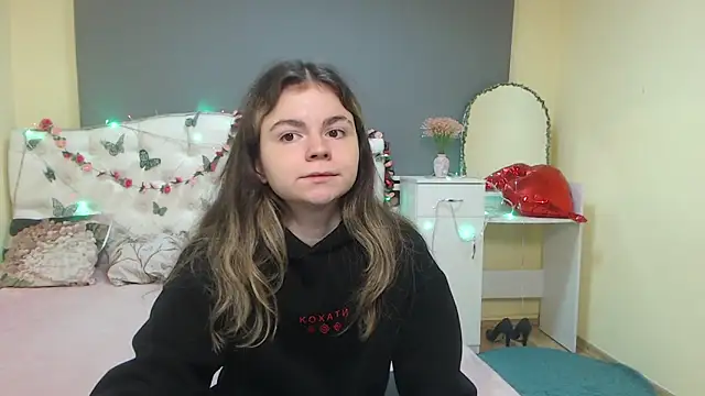 Snapshot of TinaRedly chatting on 04/19/26, 05:23 TinaRedly online show from 04/19/26, 05:23