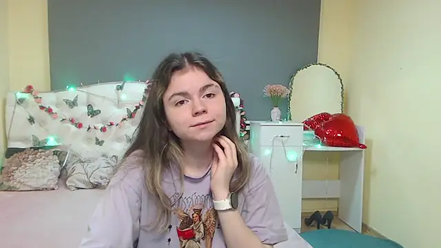 Snapshot of TinaRedly chatting on 04/19/26, 06:10 TinaRedly online show from 04/19/26, 06:10