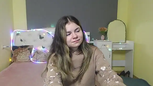 Snapshot of TinaRedly chatting on 04/23/26, 06:58 TinaRedly online show from 04/23/26, 06:58