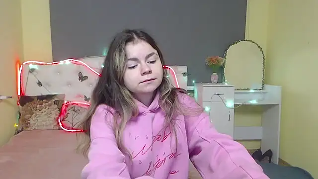 Snapshot of TinaRedly chatting on 04/24/26, 05:54 TinaRedly online show from 04/24/26, 05:54