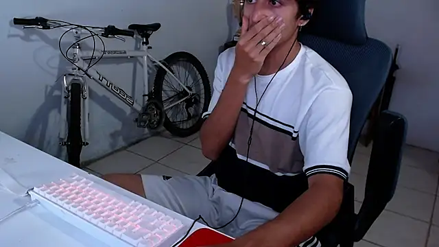 Snapshot of Thieves9 chatting on 11/06/25, 06:03 Thieves9 online show from 11/06/25, 06:03