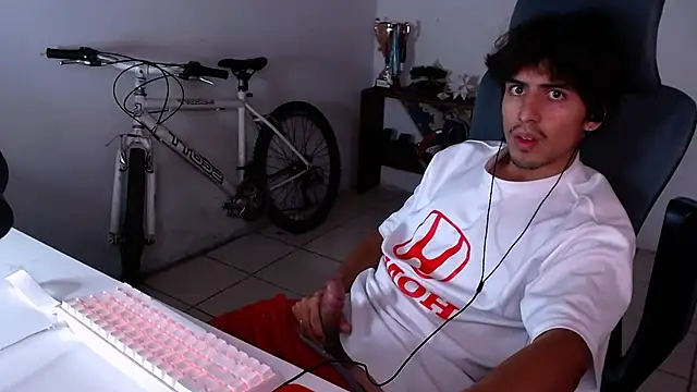 Snapshot of Thieves9 chatting on 11/09/25, 04:33 Thieves9 online show from 11/09/25, 04:33