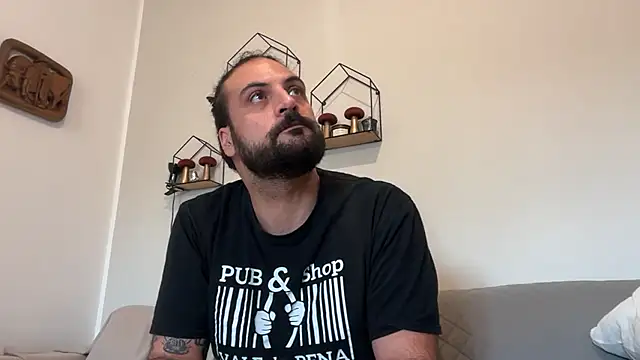 Snapshot of beardo85 chatting on 11/13/25, 11:20 beardo85 online show from 11/13/25, 11:20