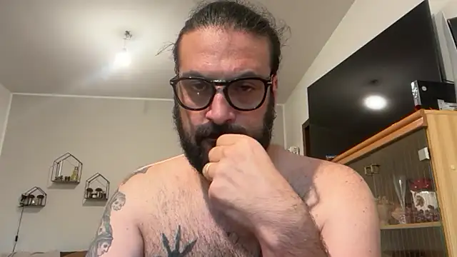 Snapshot of beardo85 chatting on 06/15/26, 06:32 beardo85 online show from 06/15/26, 06:32