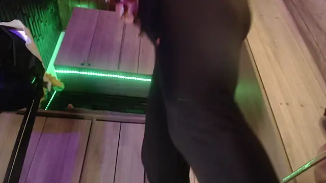 LaureenHills online show from 04/10/26, 01:33