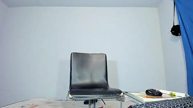 Snapshot of xmissinchesxx chatting on 11/09/25, 06:01 xmissinchesxx online show from 11/09/25, 06:01