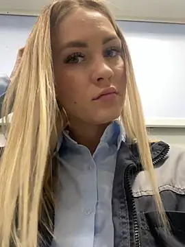 Snapshot of DreamGirl-777 chatting on 12/10/24, 04:45 DreamGirl-777 online show from 12/10/24, 04:45