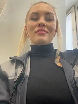 Snapshot of DreamGirl-777 chatting on 02/19/25, 04:23 DreamGirl-777 online show from 02/19/25, 04:23