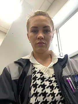 Snapshot of DreamGirl-777 chatting on 02/28/25, 04:10 DreamGirl-777 online show from 02/28/25, 04:10