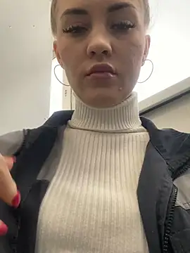 Snapshot of DreamGirl-777 chatting on 03/21/25, 04:17 DreamGirl-777 online show from 03/21/25, 04:17