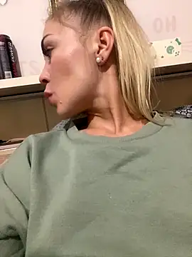 Snapshot of DreamGirl-777 chatting on 10/28/25, 01:14 DreamGirl-777 online show from 10/28/25, 01:14