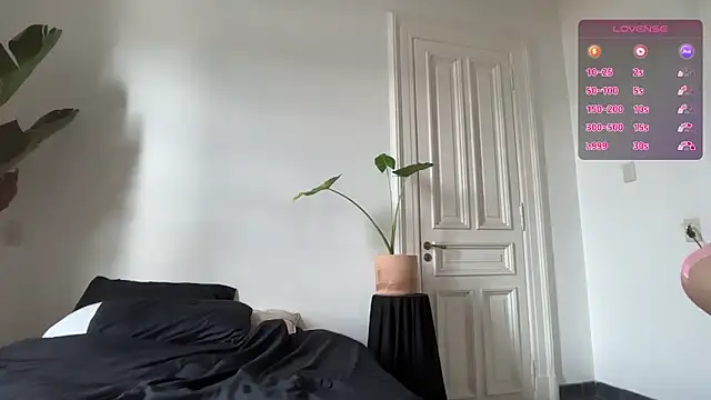 Snapshot of AliceSnowCatt chatting on 06/02/26, 04:42 AliceSnowCatt online show from 06/02/26, 04:42
