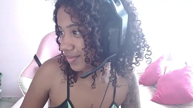 Snapshot of TiffanyRoouse chatting on 01/01/25, 06:27 TiffanyRoouse online show from 01/01/25, 06:27