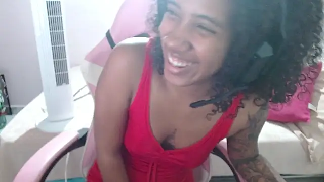 Snapshot of TiffanyRoouse chatting on 01/04/25, 12:37 TiffanyRoouse online show from 01/04/25, 12:37