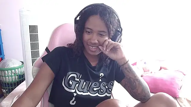 Snapshot of TiffanyRoouse chatting on 03/22/25, 04:26 TiffanyRoouse online show from 03/22/25, 04:26