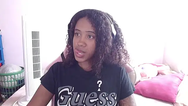 Snapshot of TiffanyRoouse chatting on 03/22/25, 07:31 TiffanyRoouse online show from 03/22/25, 07:31