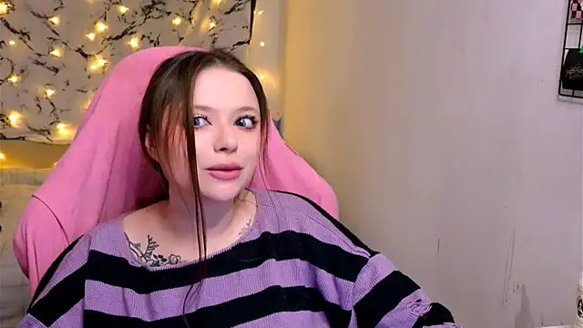 Snapshot of me__hanna chatting on 02/12/25, 11:30 me hanna online show from 02/12/25, 11:30