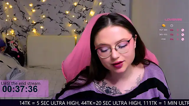 Snapshot of me__hanna chatting on 02/28/25, 01:26 me hanna online show from 02/28/25, 01:26