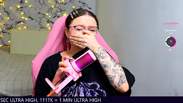 Snapshot of me__hanna chatting on 03/04/25, 11:32 me hanna online show from 03/04/25, 11:32