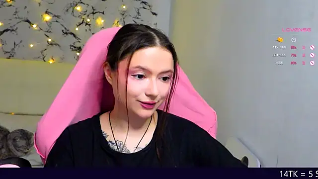 Snapshot of me__hanna chatting on 03/08/25, 12:00 me hanna online show from 03/08/25, 12:00