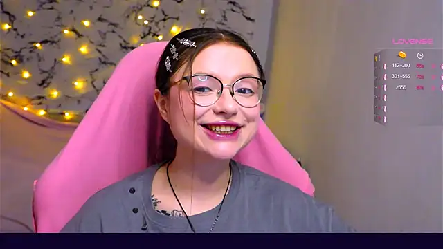 Snapshot of me__hanna chatting on 03/13/25, 11:49 me hanna online show from 03/13/25, 11:49