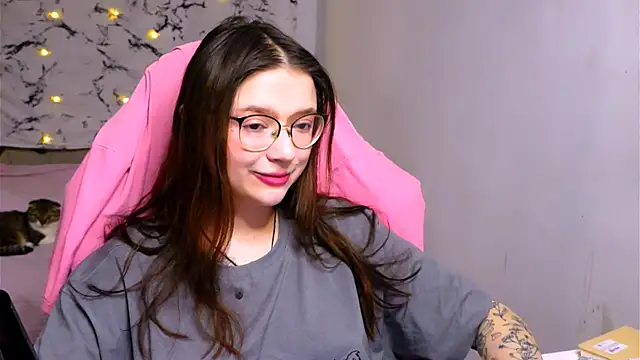 Snapshot of me__hanna chatting on 03/16/25, 10:53 me hanna online show from 03/16/25, 10:53