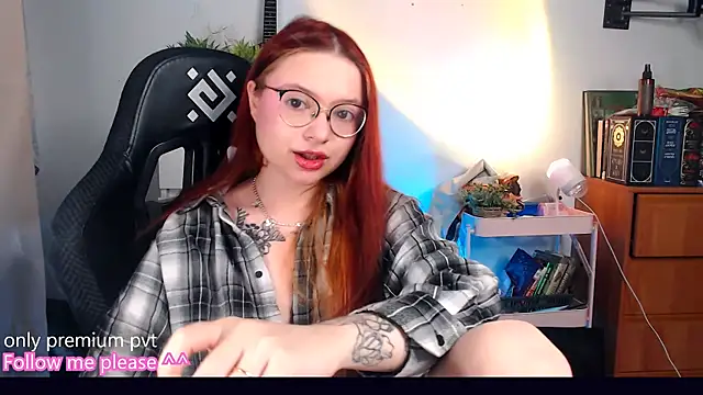 Snapshot of me__hanna chatting on 09/29/25, 10:25 me hanna online show from 09/29/25, 10:25