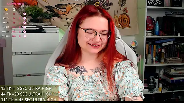 Snapshot of me__hanna chatting on 12/18/25, 02:06 me hanna online show from 12/18/25, 02:06