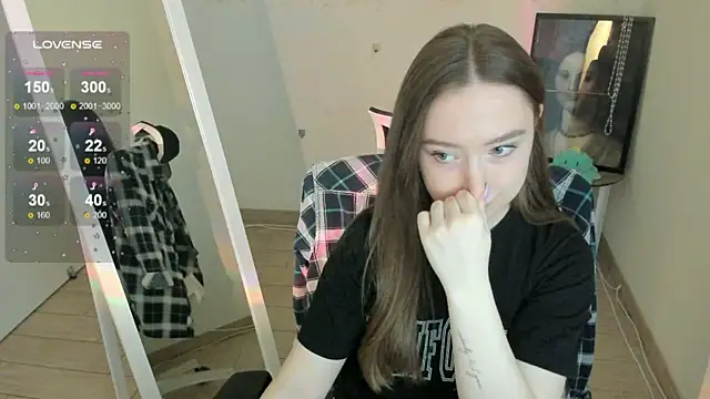 Snapshot of Florence_meow chatting on 04/17/26, 06:38 Florence meow online show from 04/17/26, 06:38