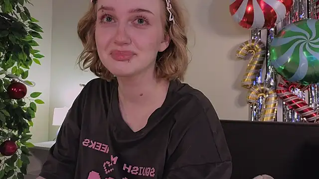 Snapshot of ELLIEJAY chatting on 12/17/25, 05:24 ELLIEJAY online show from 12/17/25, 05:24