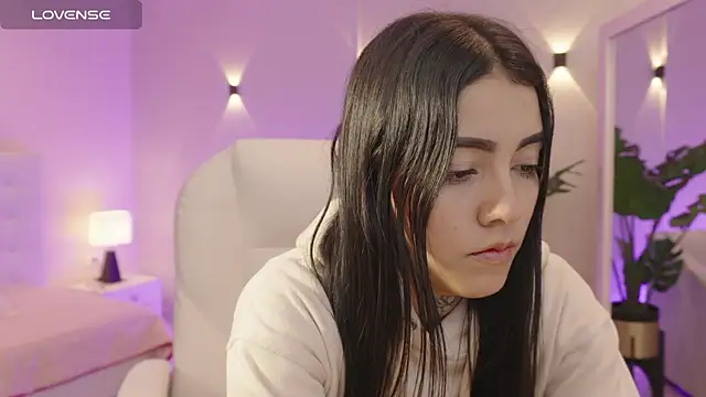 miagomezweb1 online show from 10/14/25, 01:23