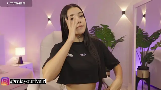 miagomezweb1 online show from 10/17/25, 01:03