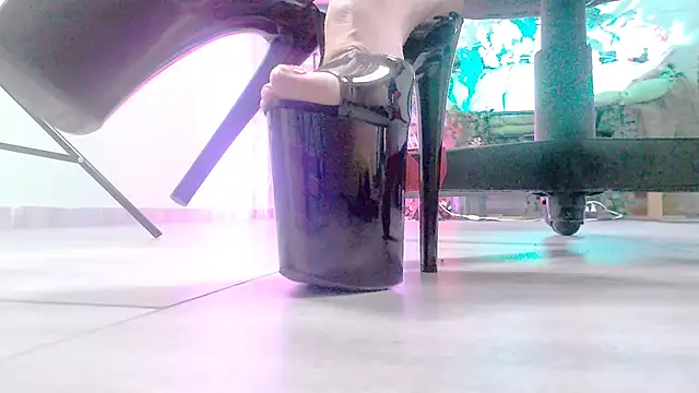 Snapshot of MonicaMaxwel chatting on 12/19/25, 10:55 MonicaMaxwel online show from 12/19/25, 10:55