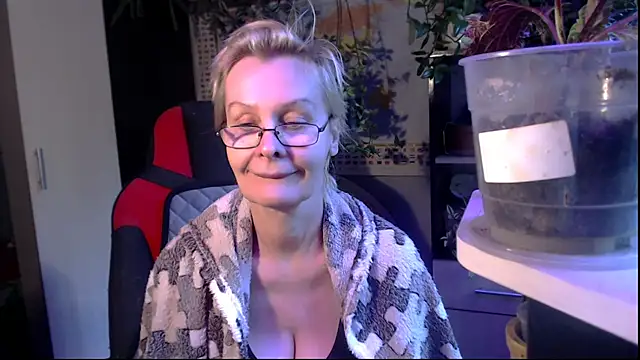 Snapshot of HelgaHimmell chatting on 05/19/26, 04:41 HelgaHimmell online show from 05/19/26, 04:41