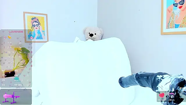 Snapshot of jasminnee_ chatting on 04/21/26, 01:39 jasminnee online show from 04/21/26, 01:39