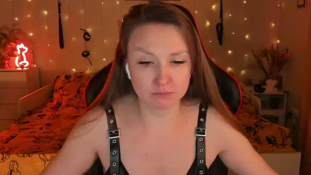 desperatehousewife   online show from 10/18/25, 07:36