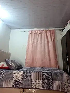 Snapshot of Sophie-hatter chatting on 04/15/26, 04:58 Sophie-hatter online show from 04/15/26, 04:58