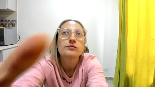 Snapshot of Adele_johnsonn1 chatting on 12/17/24, 06:31 Adele johnsonn1 online show from 12/17/24, 06:31