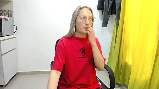 Snapshot of Adele_johnsonn1 chatting on 12/18/24, 03:44 Adele johnsonn1 online show from 12/18/24, 03:44